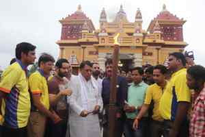 मंत्री शर्मा ने बिड़ला मंदिर में रोशन की 6 फीट की लंबी अगरबत्ती